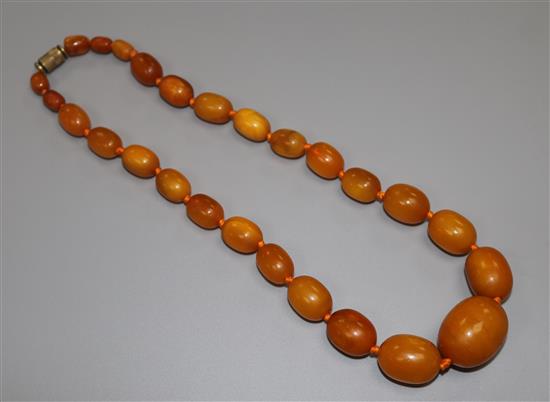 An amber bead necklace, gross 44 grams, 40cm.